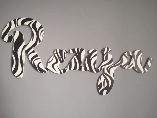 Koka vārdiņš ar krāsainu printu