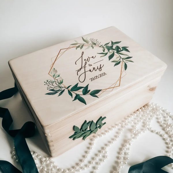 Koka lāde ar krāsainu printu