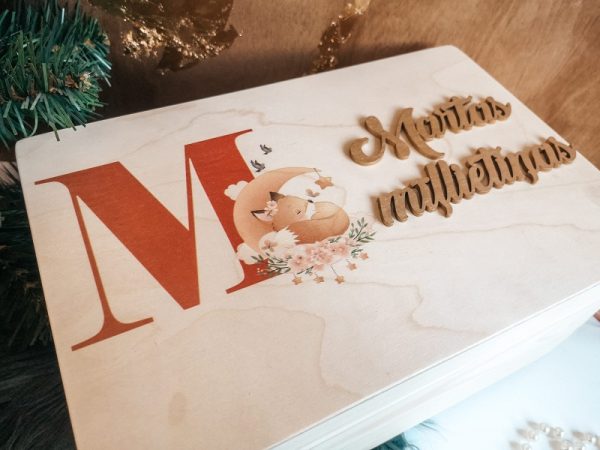 Mazā lāde ar krāsainu printu un aplikācijām