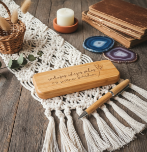 pildspalva ar gravejumu